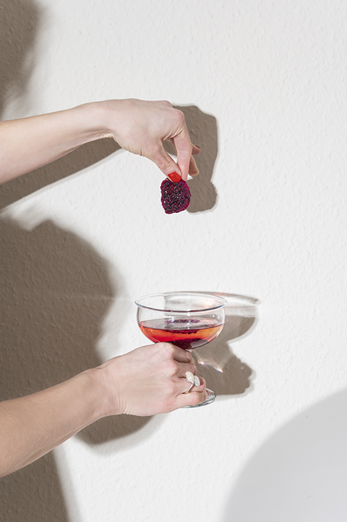 Lifestyle Drink Stilllife mit Glas und Hand