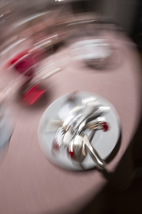 Rotierende Bewegung mit Tableware und roten Akzenten, abstrakte Lifestyle Motion Fotografie