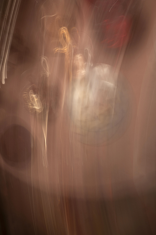 Vertikale Bewegungsunschärfe in warmen Brauntönen, abstrakte Motion Fotografie