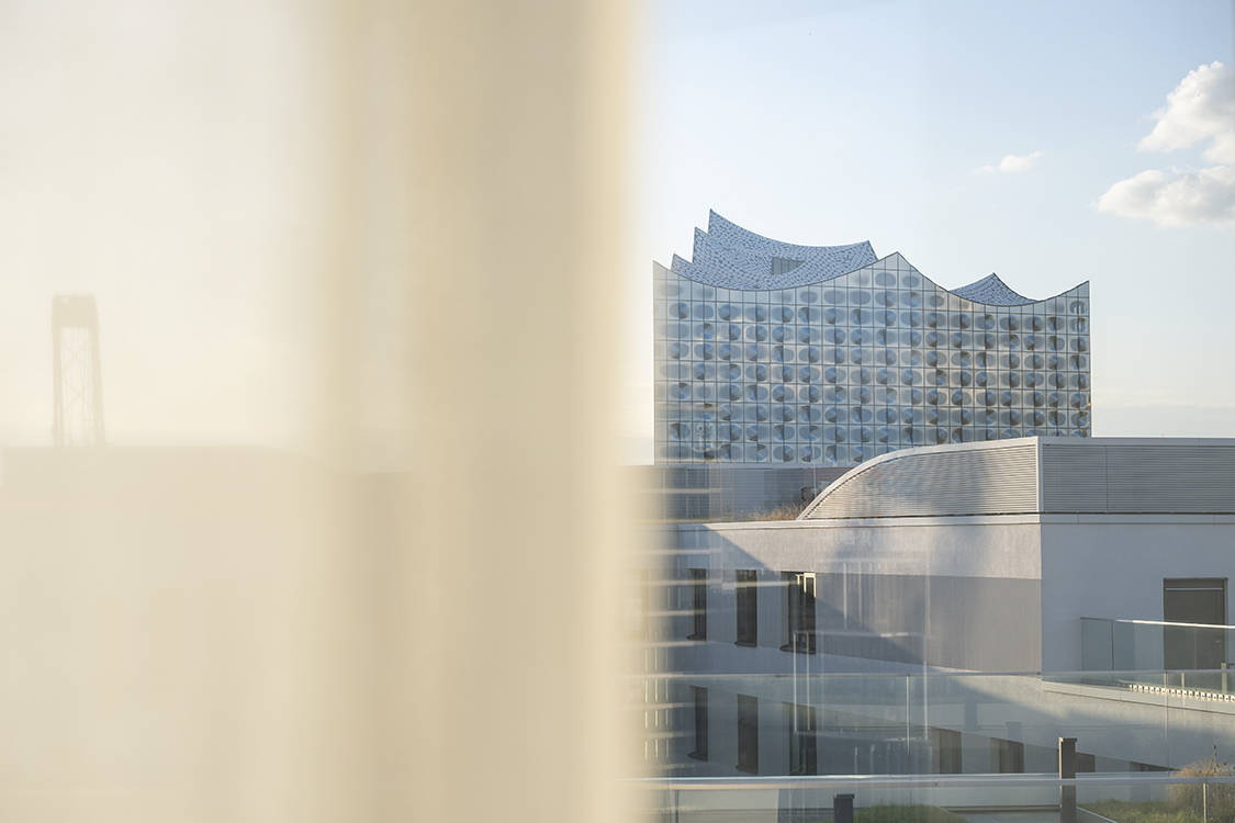 Stadtarchitektur mit weicher Lichtstimmung am Tag