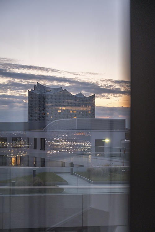 Moderne Architektur mit Landmarke im Abendlicht hinter Glas Hamburg