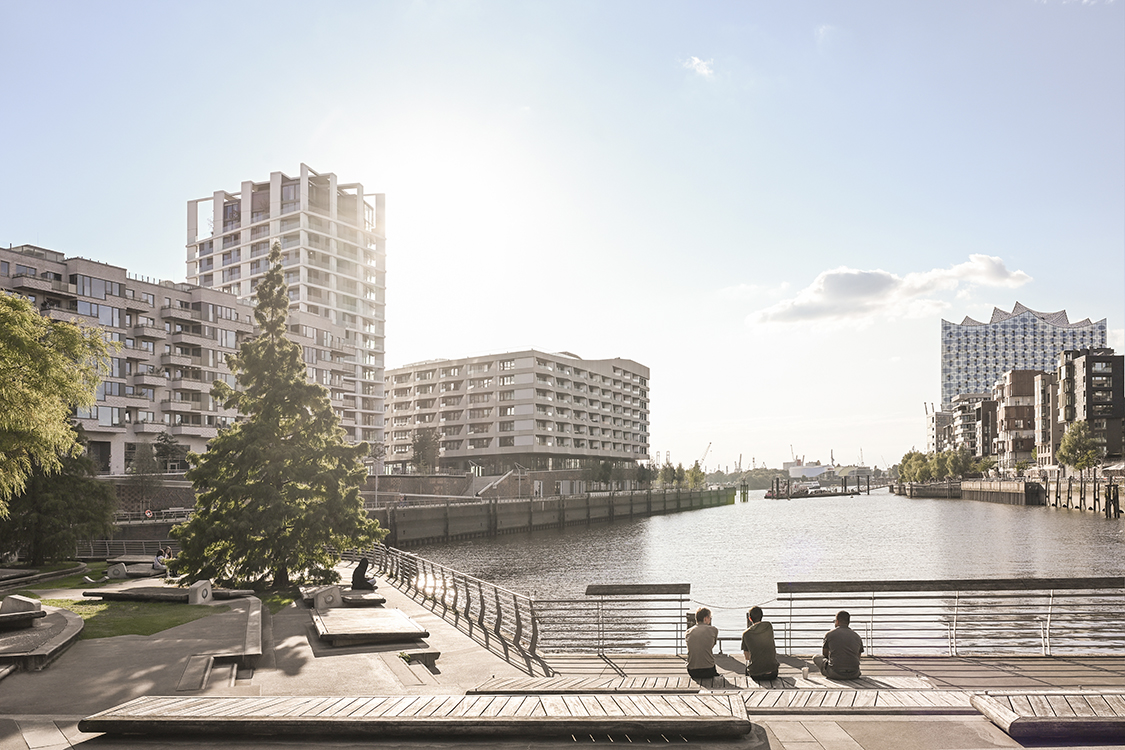 Stadtarchitektur am Wasser bei Tageslicht Baakenhafen Hamburg