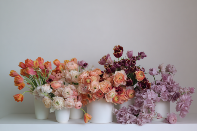 Florales Arrangement in soften Farben als modernes Interior Stillleben