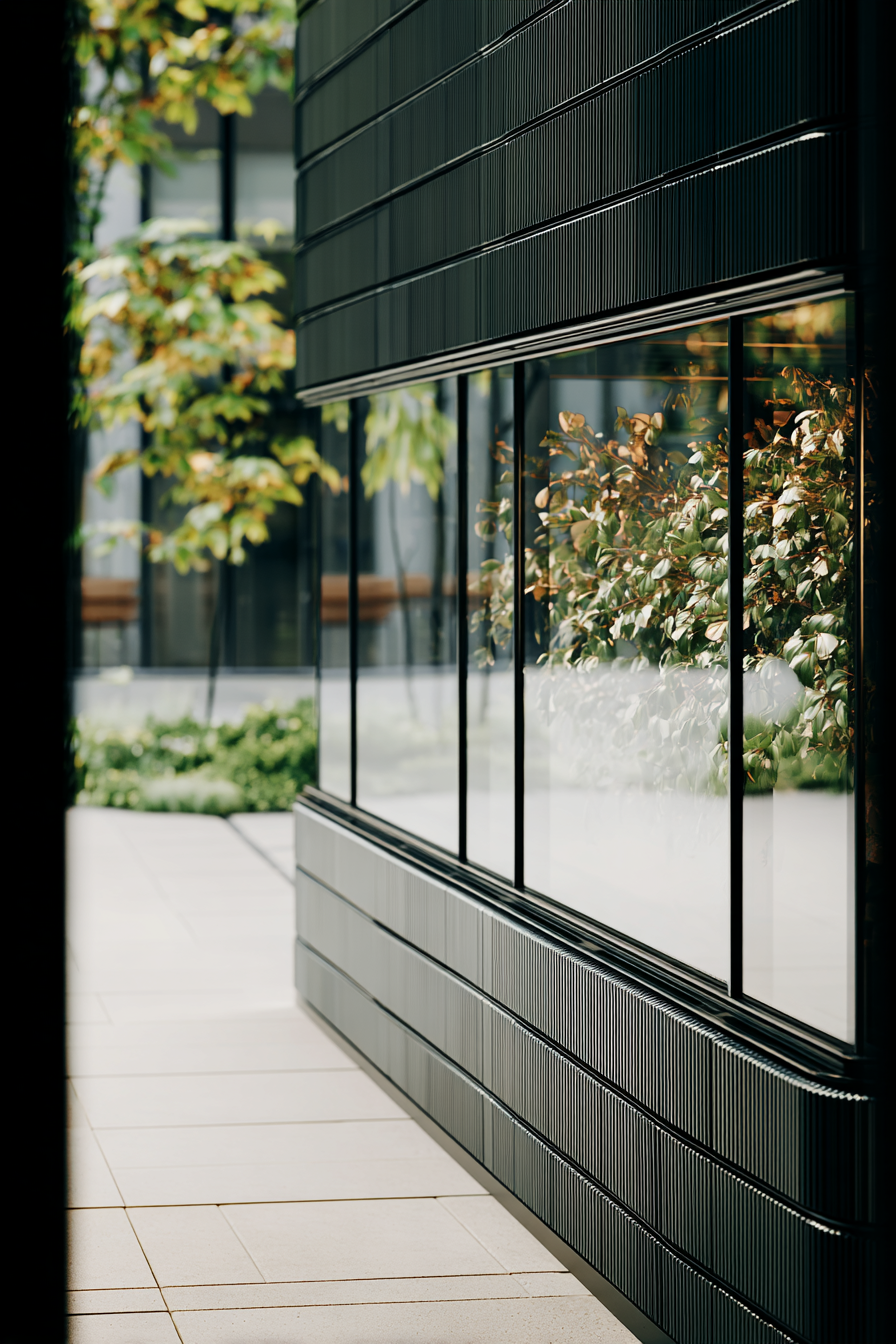 AI gestützte Außenansicht eines Gebäudes mit Glasfassade im natürlichen Tageslicht und Blick in den Garten