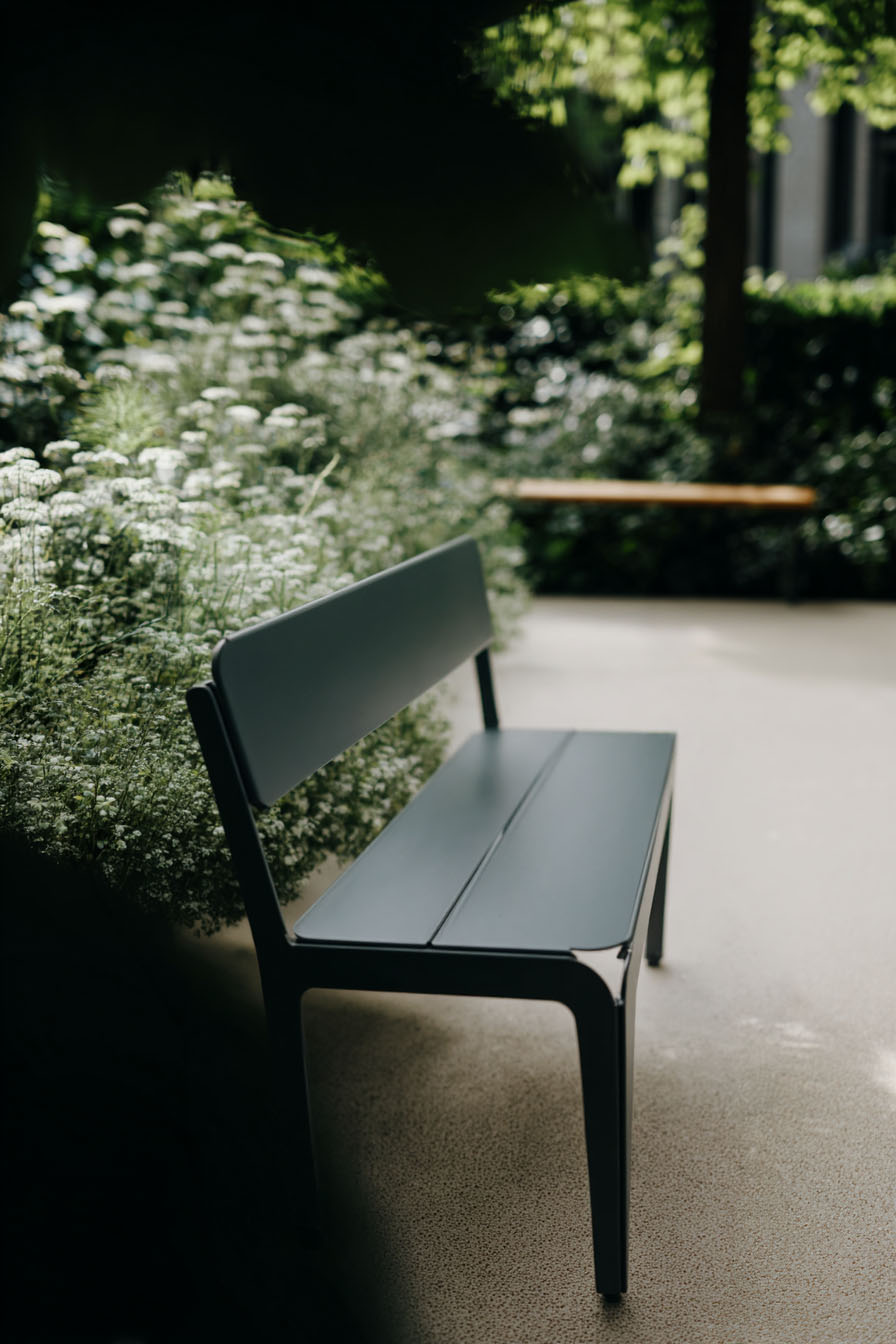 AI gestützte Gartenszene mit Stuhl im weichen natürlichen Licht umgeben von Pflanzen