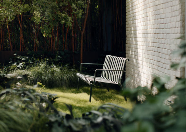 AI gestützte Gartenszene mit Stuhl im grünen Garten im natürlichen Tageslicht