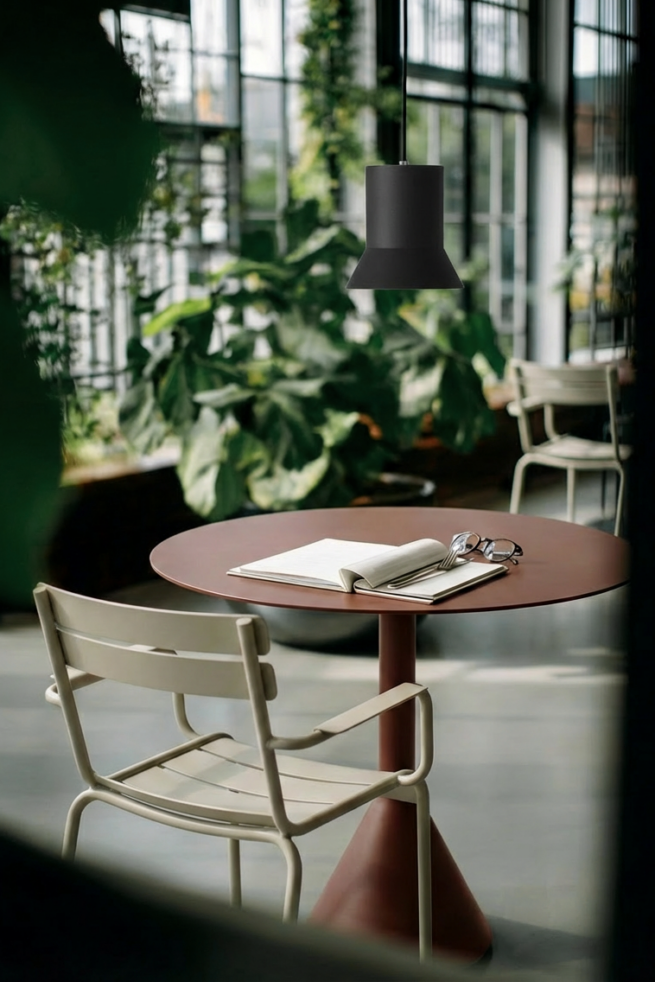 AI gestützte Szene mit Tisch und Stuhl in lichtdurchflutetem Innenhof mit Pflanzen im natürlichen Tageslicht