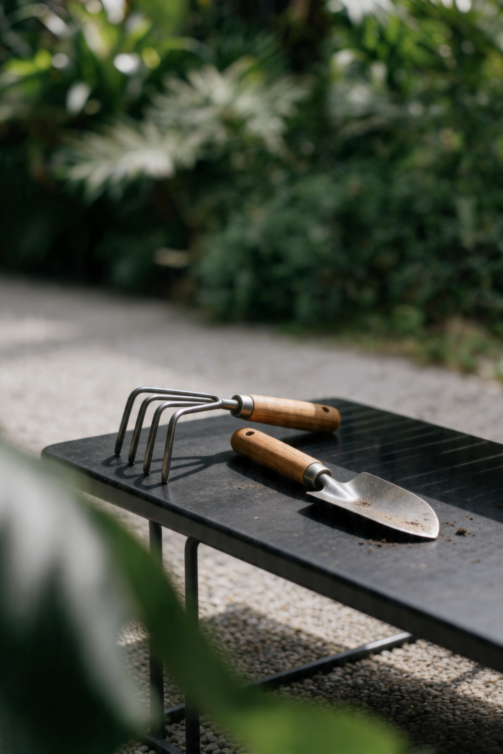 AI gestützte Outdoor Still Life Szene mit Gartengeräten auf Tisch im natürlichen Tageslicht
