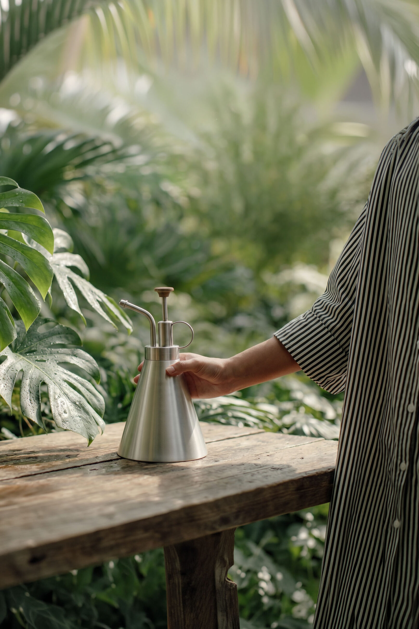 AI gestützte Outdoor Szene mit Gießkanne und Pflanzen im weichen natürlichen Tageslicht