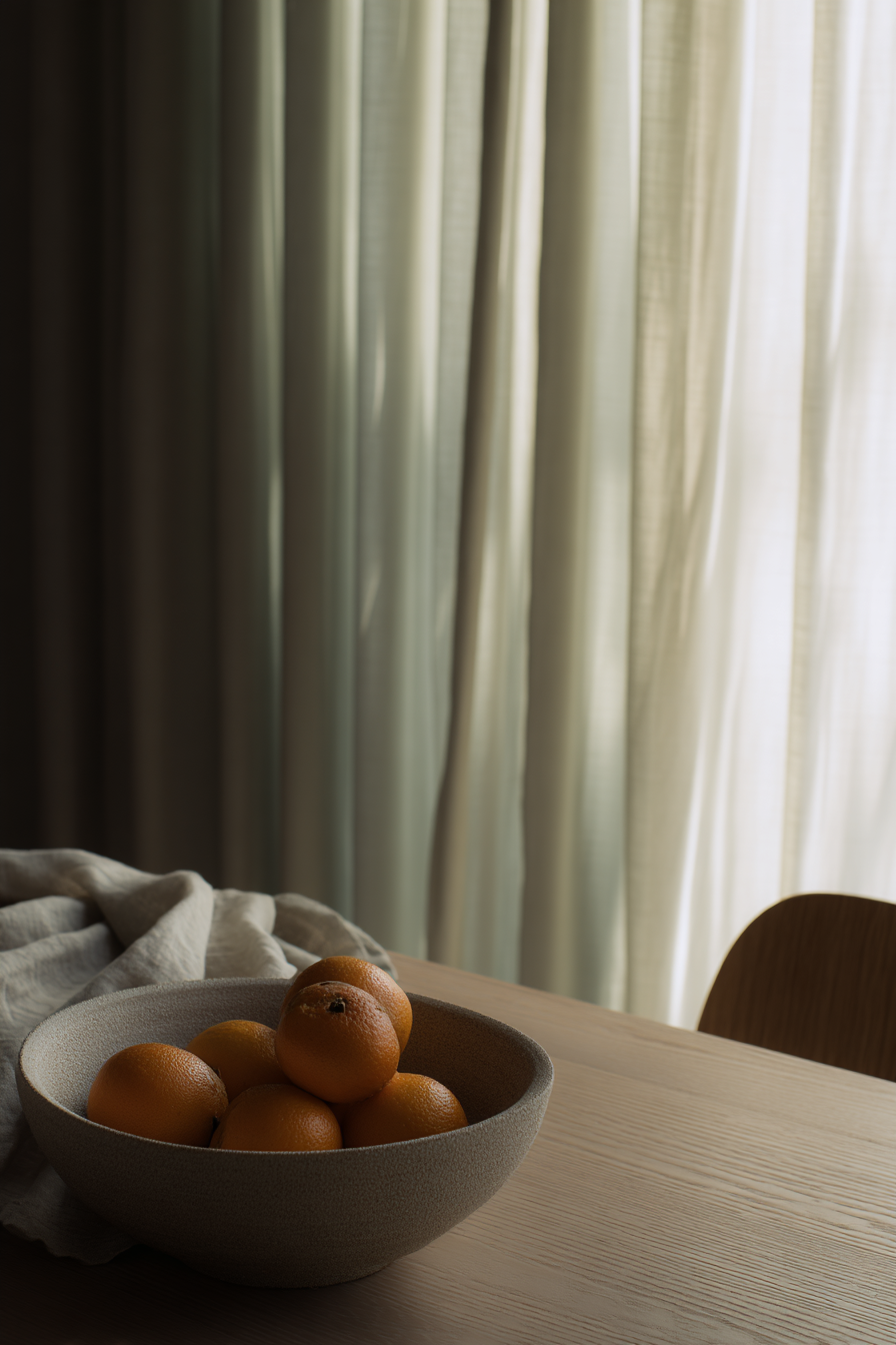 Virtuelles Interior mit Designobjekten, natürlichem Licht und softem Farbkonzept und AI Keramiken