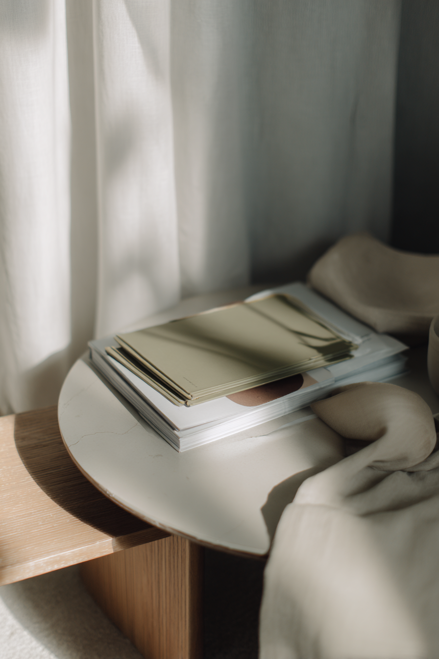 AI generierte Wohnszene mit Möbeln, Textilien und kuratierter Komposition