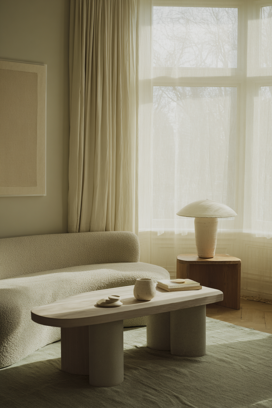 AI Interior Setting mit warmem Licht, Stoffstrukturen und ruhiger Atmosphäre