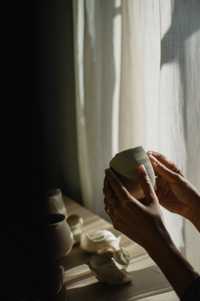 Virtuelles Interior mit Designobjekten, natürlichem Licht und softem Farbkonzept und AI Keramiken